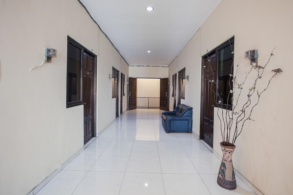 Hotel Reddoorz At Graha 99 Simomulyo à Sorabaya Extérieur photo