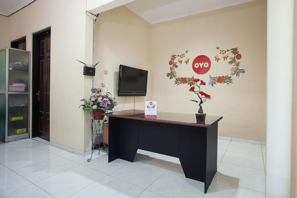 Hotel Reddoorz At Graha 99 Simomulyo à Sorabaya Extérieur photo