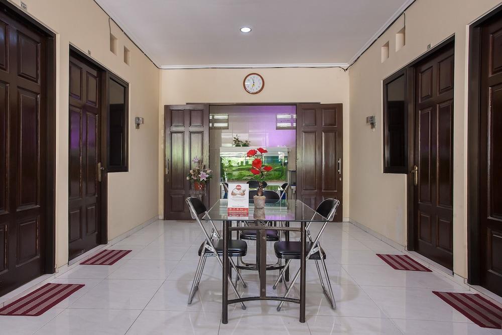 Hotel Reddoorz At Graha 99 Simomulyo à Sorabaya Extérieur photo