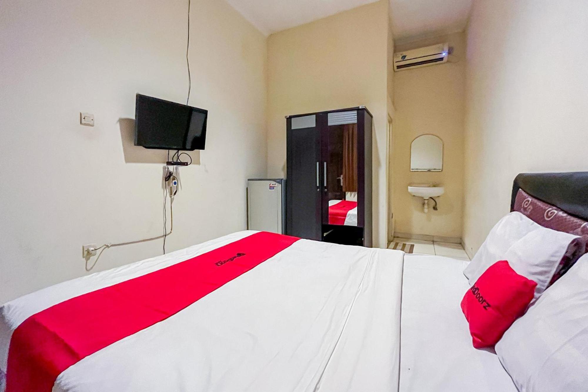 Hotel Reddoorz At Graha 99 Simomulyo à Sorabaya Extérieur photo
