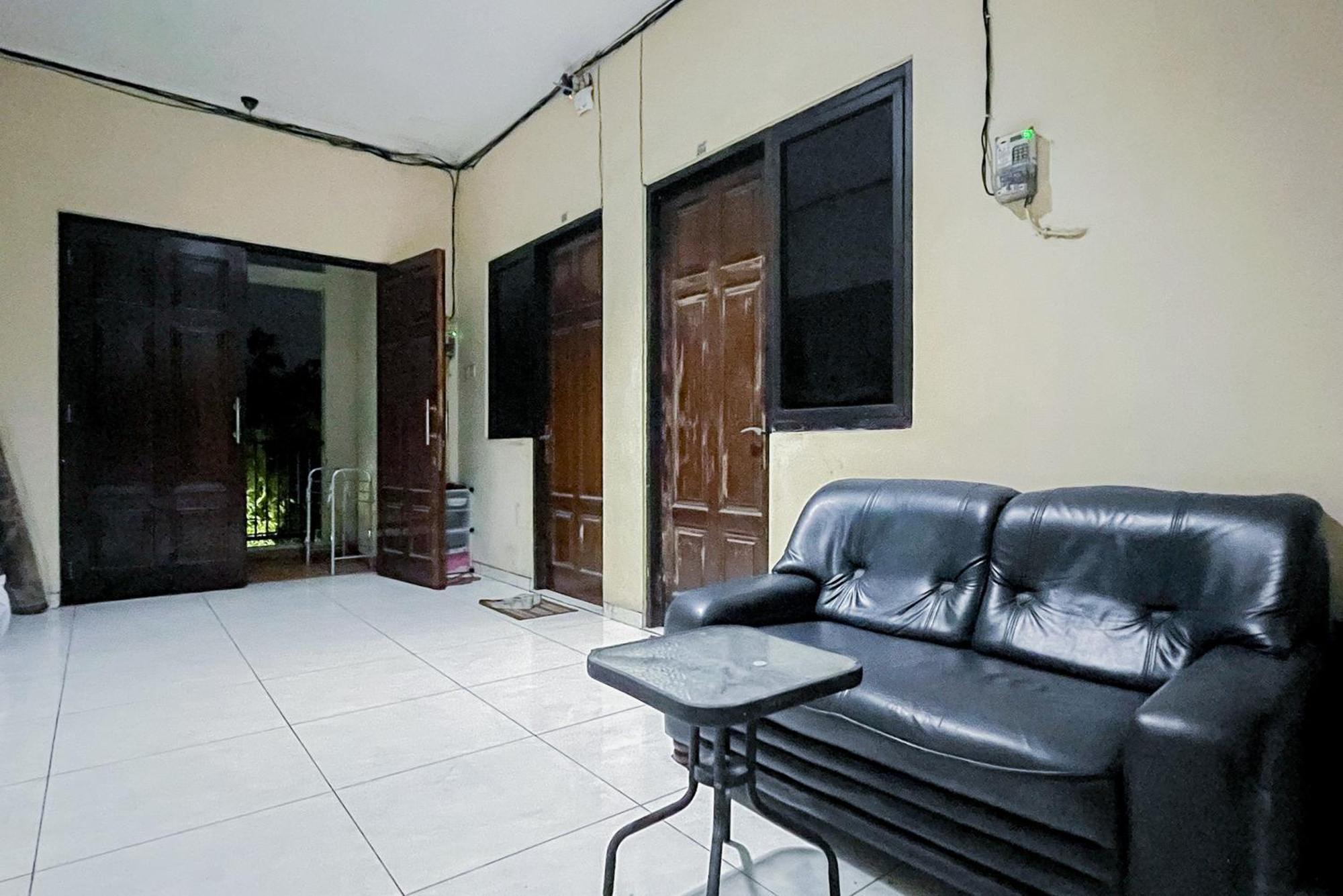 Hotel Reddoorz At Graha 99 Simomulyo à Sorabaya Extérieur photo