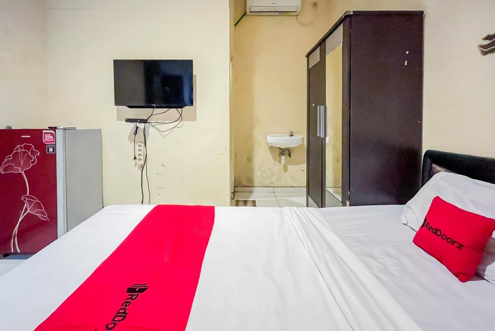 Hotel Reddoorz At Graha 99 Simomulyo à Sorabaya Extérieur photo