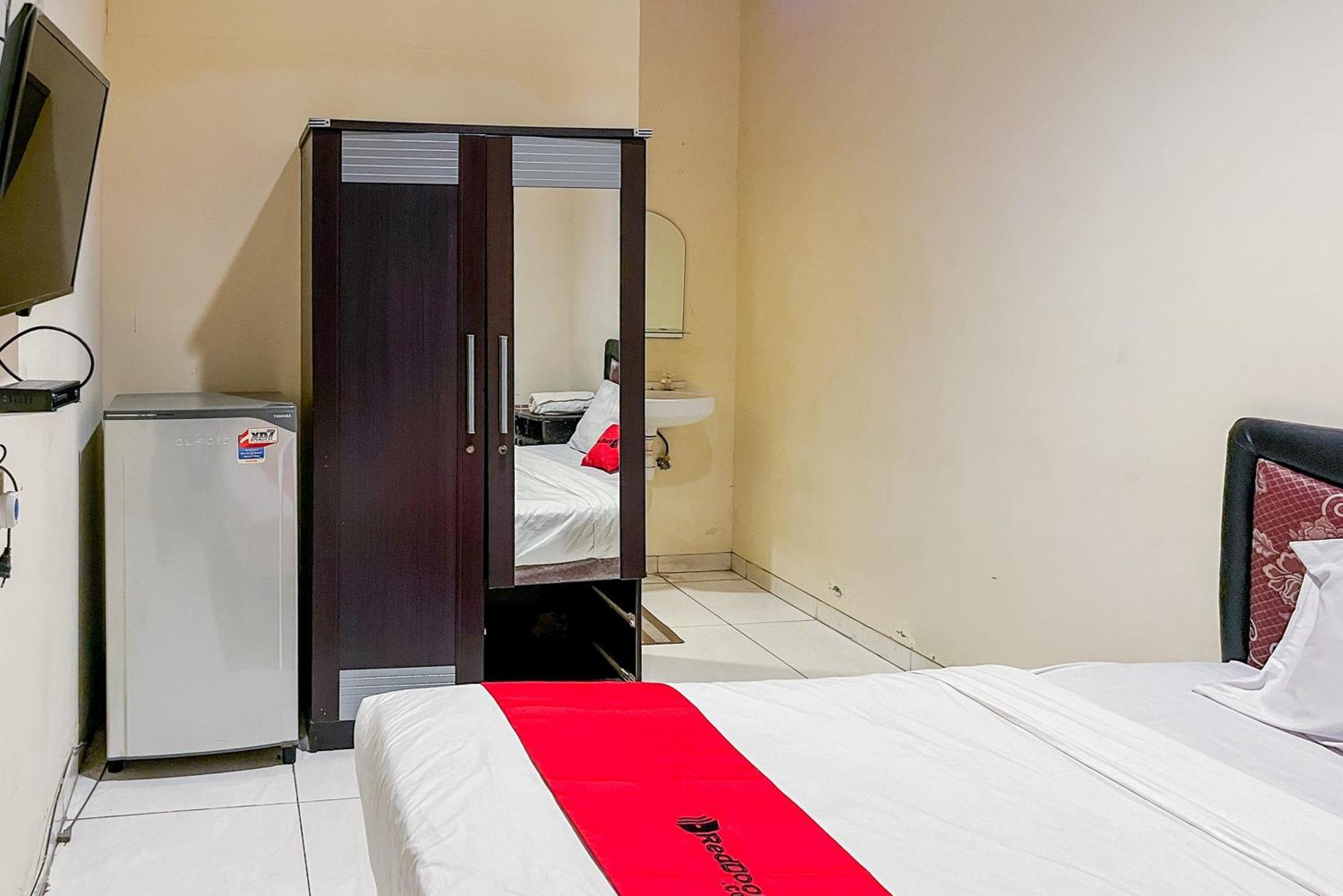 Hotel Reddoorz At Graha 99 Simomulyo à Sorabaya Extérieur photo