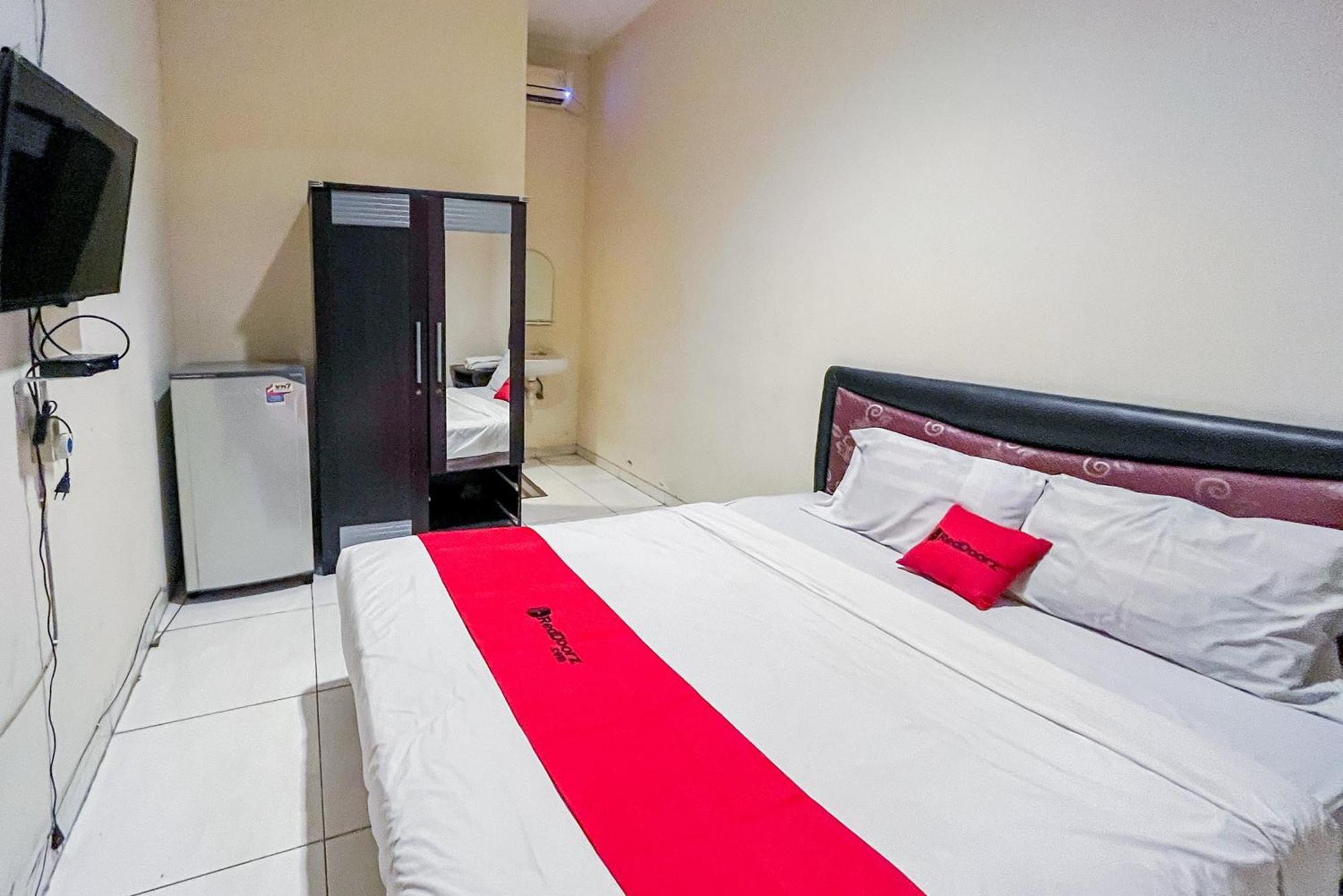 Hotel Reddoorz At Graha 99 Simomulyo à Sorabaya Extérieur photo