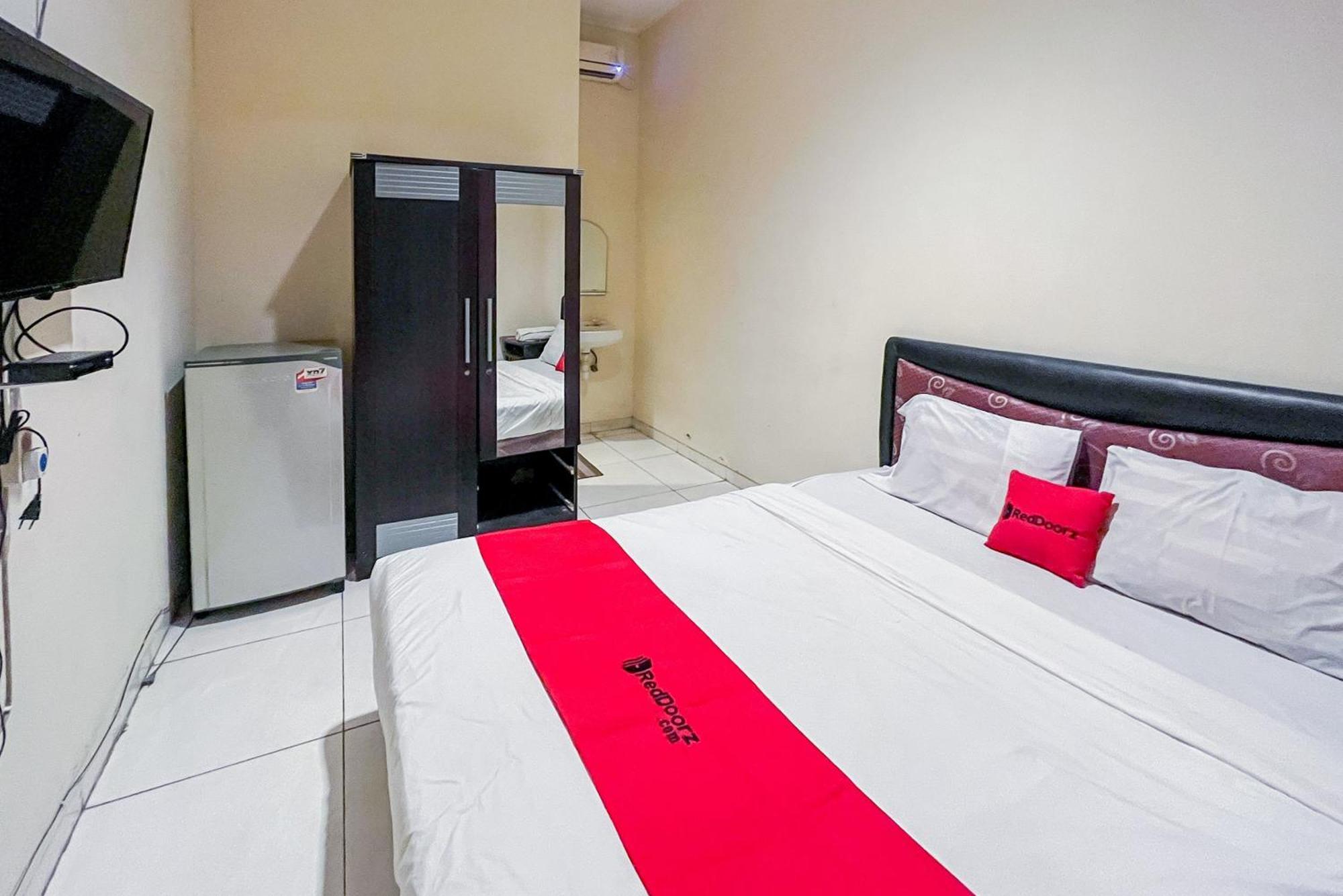 Hotel Reddoorz At Graha 99 Simomulyo à Sorabaya Extérieur photo