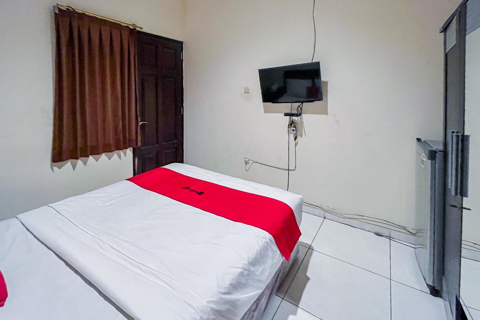 Hotel Reddoorz At Graha 99 Simomulyo à Sorabaya Extérieur photo