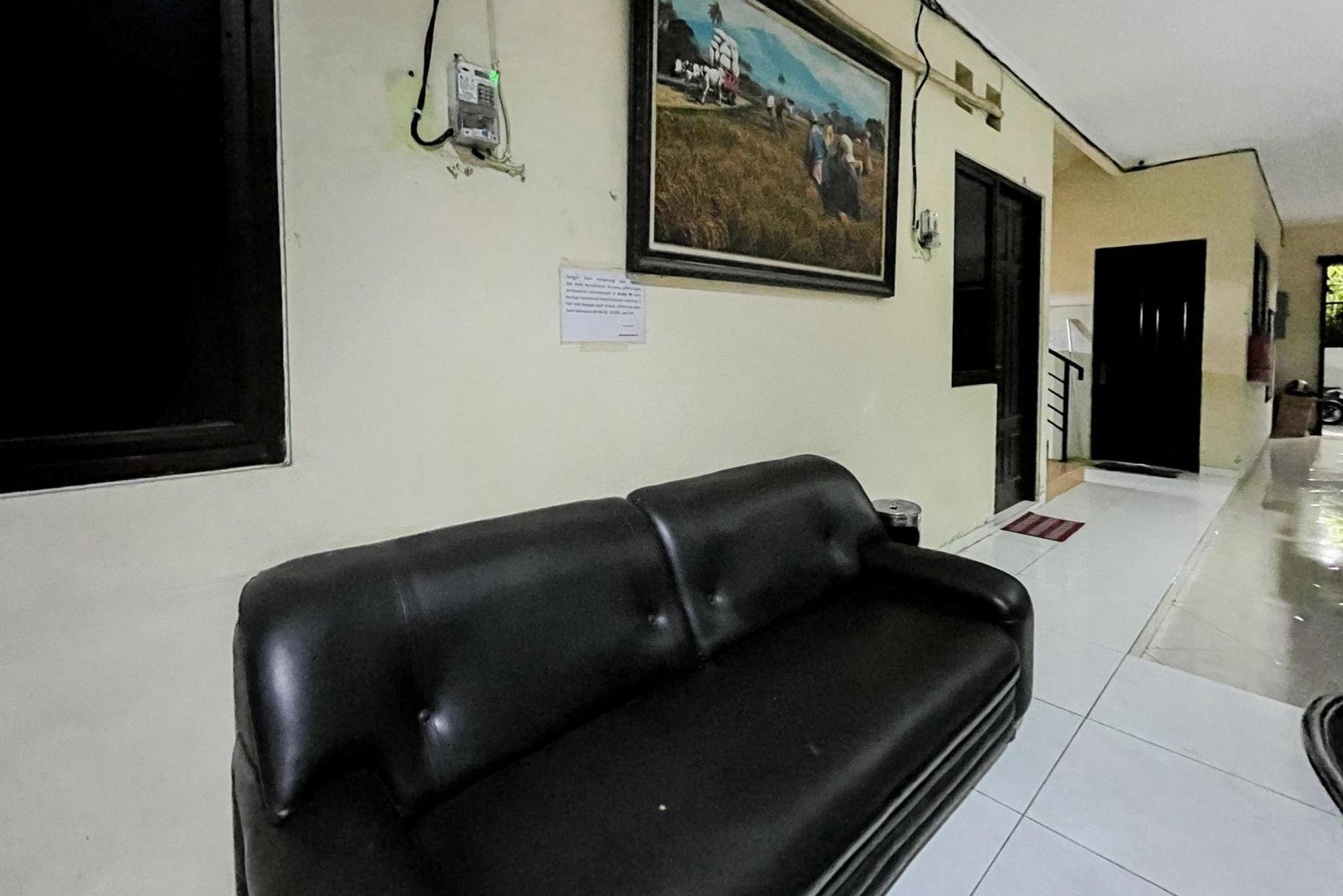 Hotel Reddoorz At Graha 99 Simomulyo à Sorabaya Extérieur photo