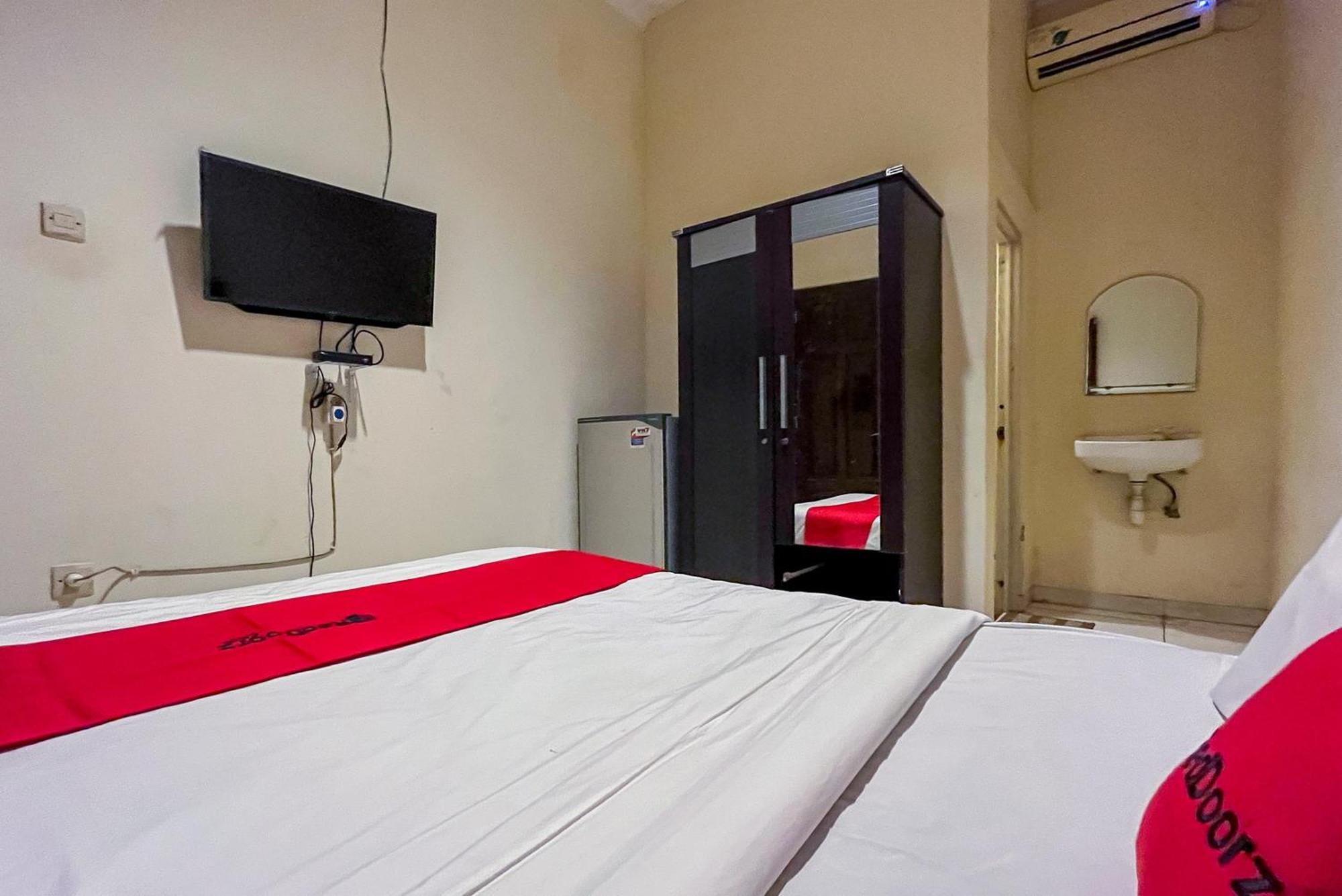 Hotel Reddoorz At Graha 99 Simomulyo à Sorabaya Extérieur photo