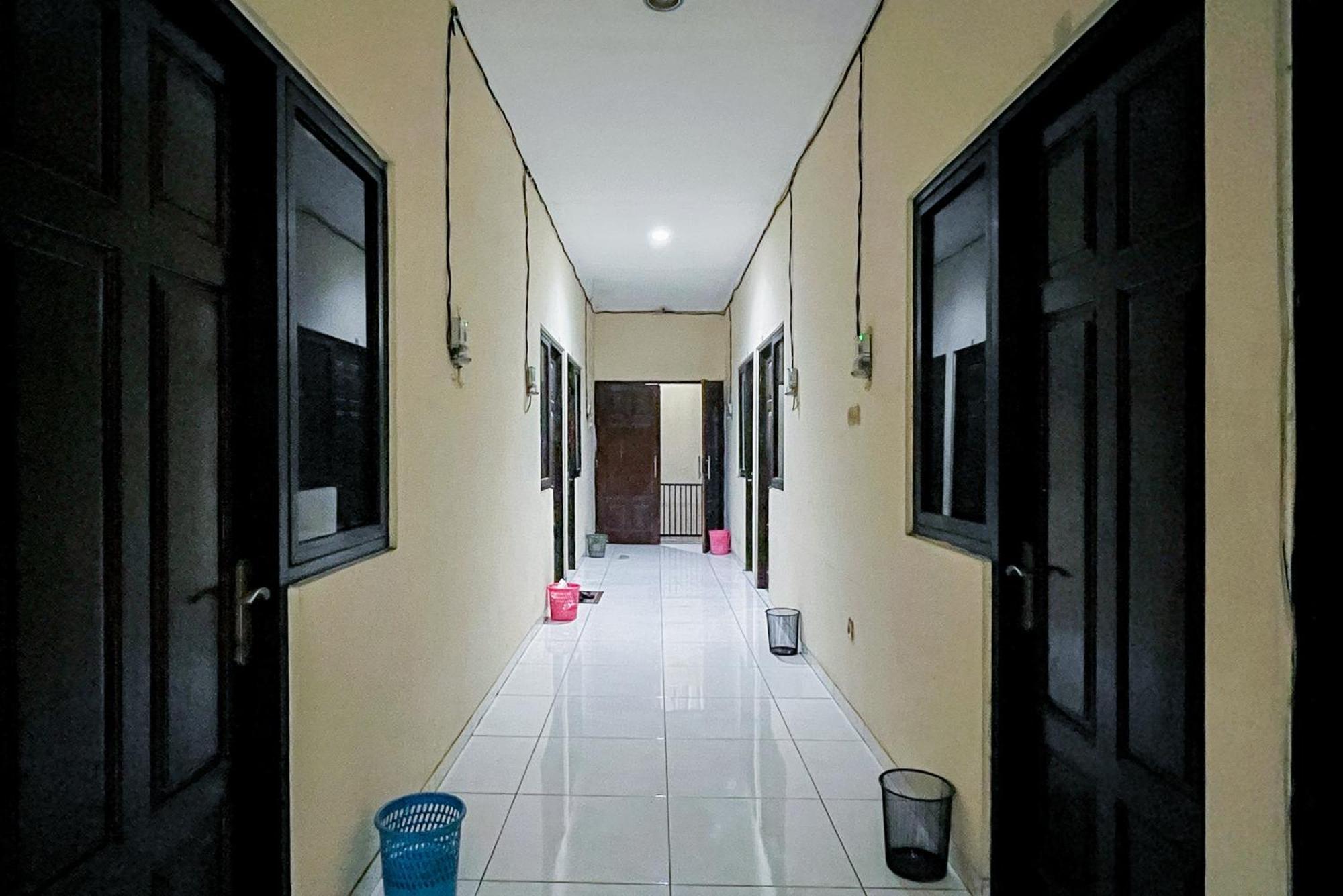 Hotel Reddoorz At Graha 99 Simomulyo à Sorabaya Extérieur photo